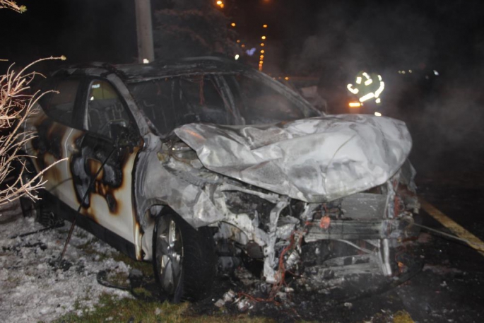 Erzurum'da buzlanan yoldaki feci kazada araç yanarak kül oldu