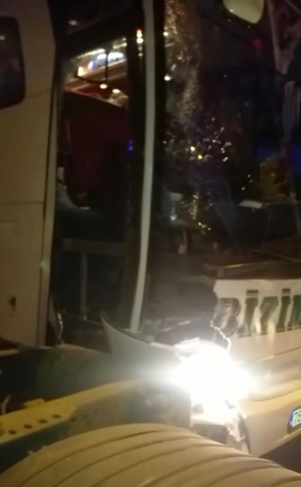 Erzurum'da  çekici ile yolcu otobüsü çarpıştı