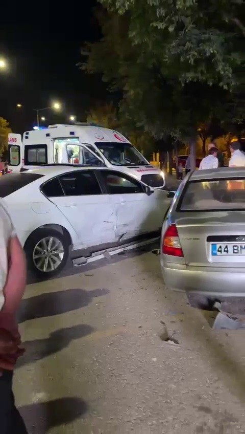 Erzurum'da direksiyon hakimiyetini kaybeden otomobil park halindeki araca çarptı