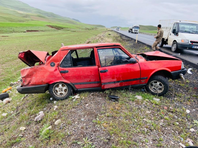 Erzurum'da direksiyon hakimiyetini kaybeden otomobil takla attı