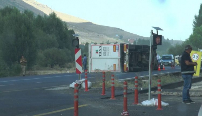 Erzurum’da direksiyon hakimiyetini kaybeden Tır yan yattı