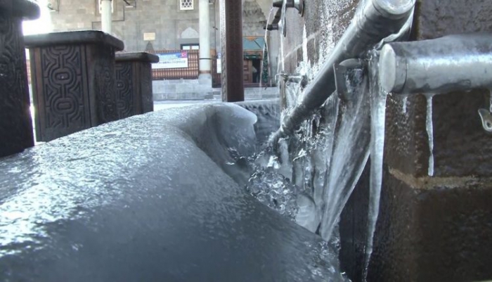 Erzurum’da eksi 20 ye kadar düşen hava sıcaklığı buz tutturdu