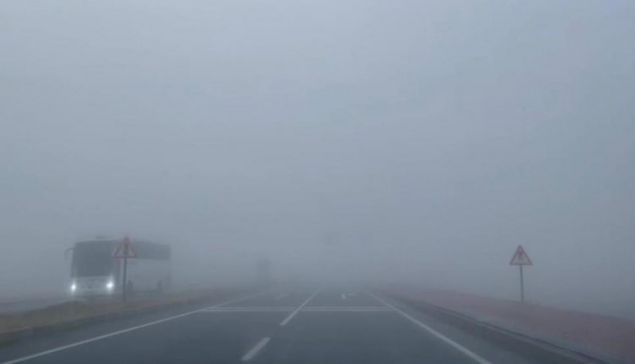Erzurum’da etkili olan yoğun sis sürücülere zor anlar yaşattı