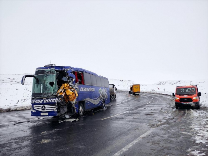 Erzurum'da feci kaza! Yolcu otobüsüyle tır çarpıştı: 1 ölü, 3 yaralı