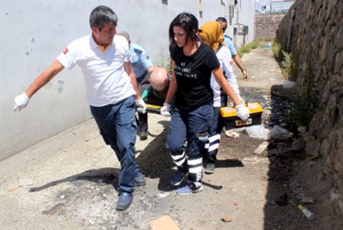 Erzurum'da Fosseptik çukuruna düşen vatandaşı polis…