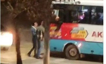 Erzurum'da halk otobüsünün önünü kesip sürücüye saldırdı