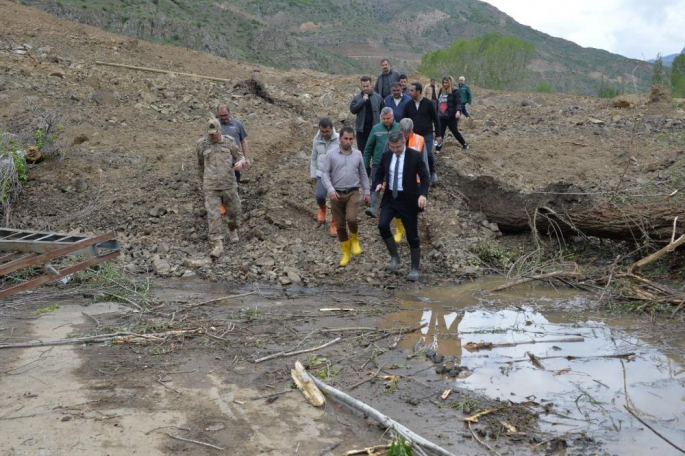 Erzurum’da heyelan nedeniyle 10 ev boşaltıldı, mezarlar tahrip oldu