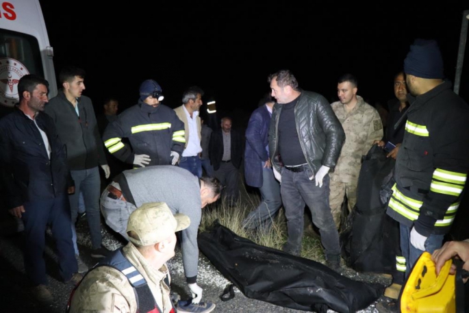 Erzurum'da iki otomobil çaya düştü: 1 ölü, 2 yaralı, 2 kayıp