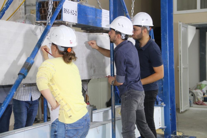 Erzurum''da  inşaat sektöründe kışın beton dökerek dünyada bir ilke imza attılar