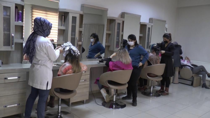 Erzurum'da,İranlı ve Afganlı kadınlardan kuaförlük kursuna yoğun ilgi