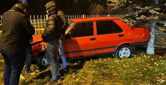 Erzurum'da Islak zeminde kayan araç refüje çıktı