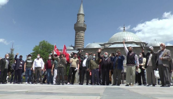 Erzurum’da İsrail’e tepki için ayakkabı fırlattılar