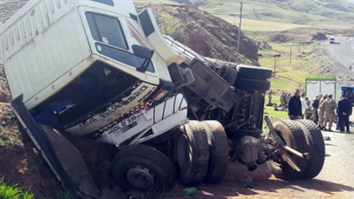Erzurum’da kaçak göçmenleri taşıyan kamyon devrildi: 1 ölü, 64 yaralı