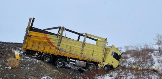 Erzurum’da kamyonet şarampole devrildi: 1 ağır yaralı