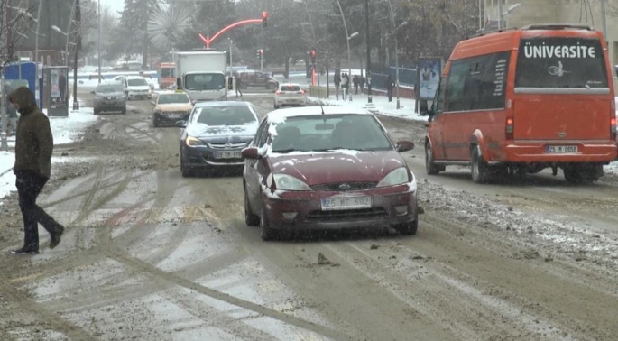 Erzurum’da kar hayatı felç etti