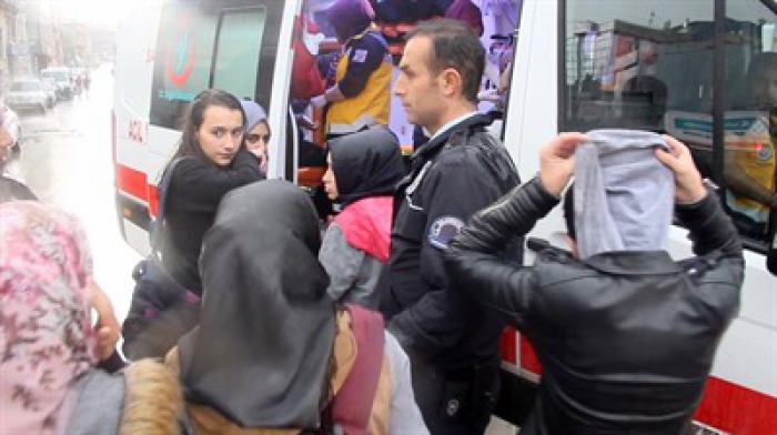 Erzurum'da karayolundaki göçük otomobili yuttu! 13 öğrenci kurtarıldı