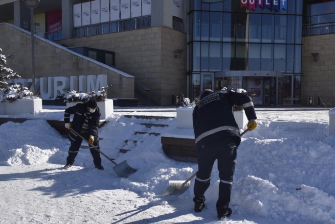 Erzurum'da Karla mücadele ekipleri gece boyu çalıştı