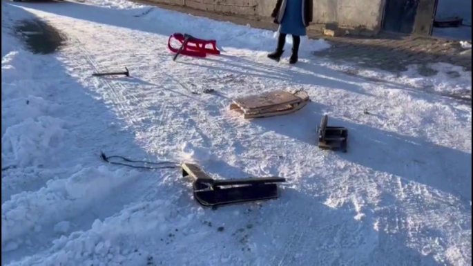 Erzurum'da karne günü iki kardeş kızakla kayarken otomobilin altında kaldı