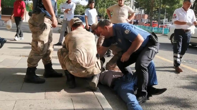 Erzurum'da kendine ve çevreye zarar veren şahsı kelepçeleyerek kontrol altına aldılar