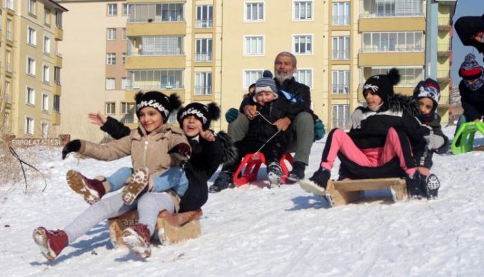 Erzurum’da Kızakla kayarak eğlenen çocuklara velileri de eşlik etti