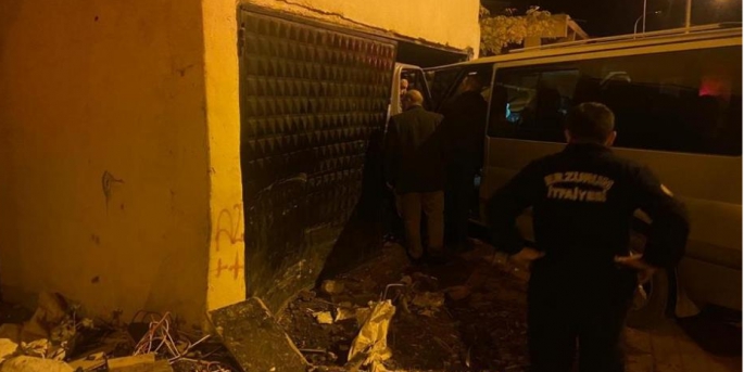  Erzurum'da Kontrolden çıkan ticari araç garaja girdi