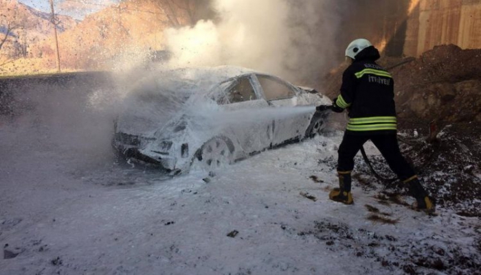 Erzurum’da köprüden uçan otomobil yandı!