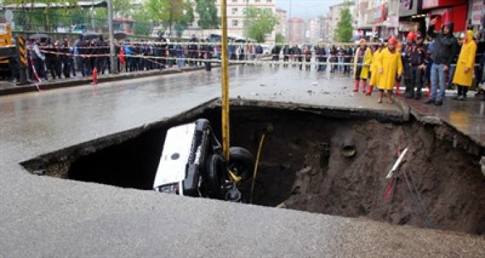 Erzurum'da korku dolu anlar! Yol çöktü…