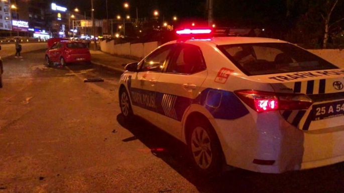 Erzurum'da Logar kapağına çarpan otomobil devrildi: 3 yaralı