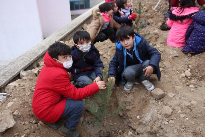 Erzurum'da Minik yürekler okul bahçelerine fidan diktiler
