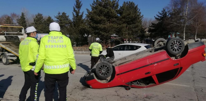 Erzurum'da otomobil takla attı: 2 yaralı