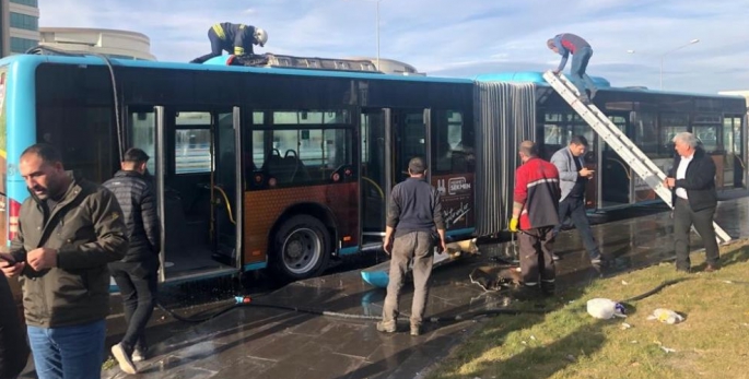 Erzurum'da Polis memuru canını hiçe sayarak yanan otobüse müdahale etti
