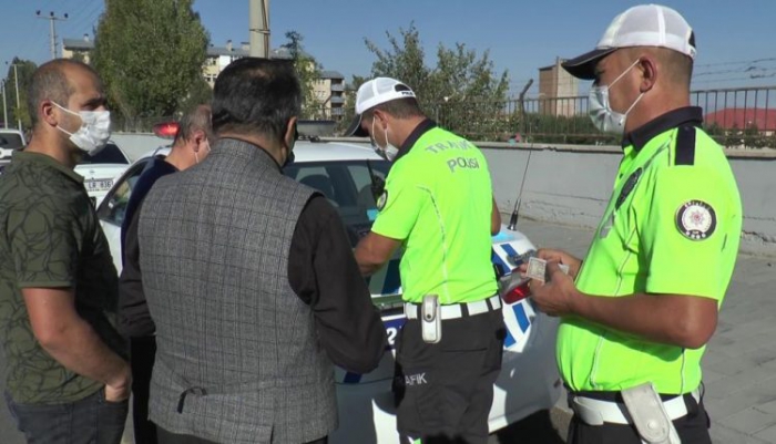 Erzurum’da Polis, yaya geçitlerinde yol vermeyen sürücülere ceza uyguladı
