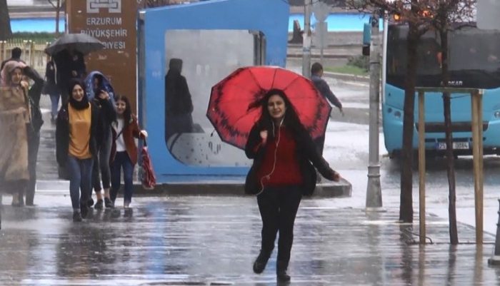 Erzurum’da sağanak bir anda bastırdı