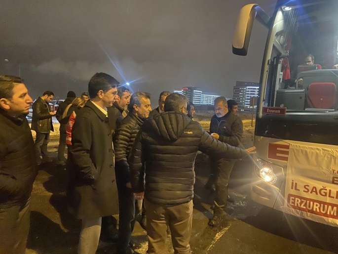 Erzurum'da Sağlık Camiası 'da Yardımlarıyla Deprem  Bölgesinde
