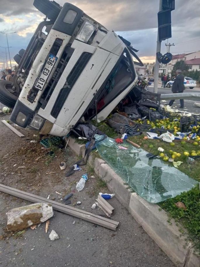 Erzurum’da sebze yüklü kamyon otomobile çarparak takla attı