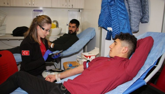 Erzurum’da şenlik içinde kan bağışında bulundular