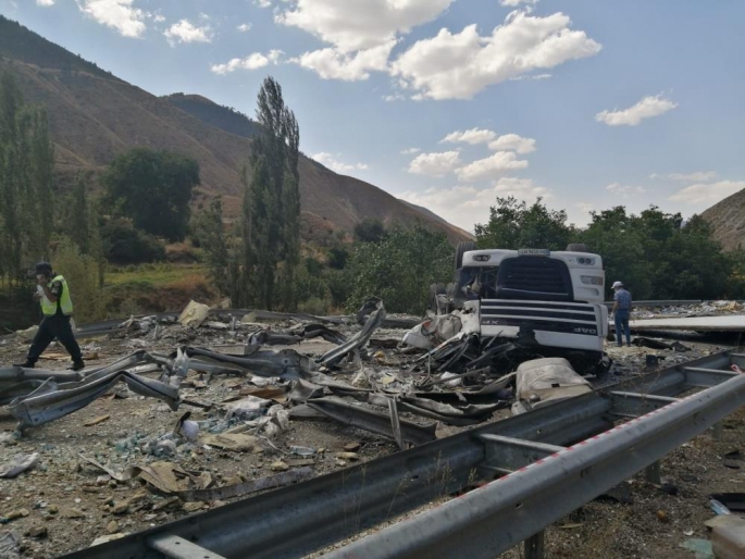 Erzurum'da seyir halindeki tır yola devrildi felaket kazada şoför feci şekilde hayatını kaybetti