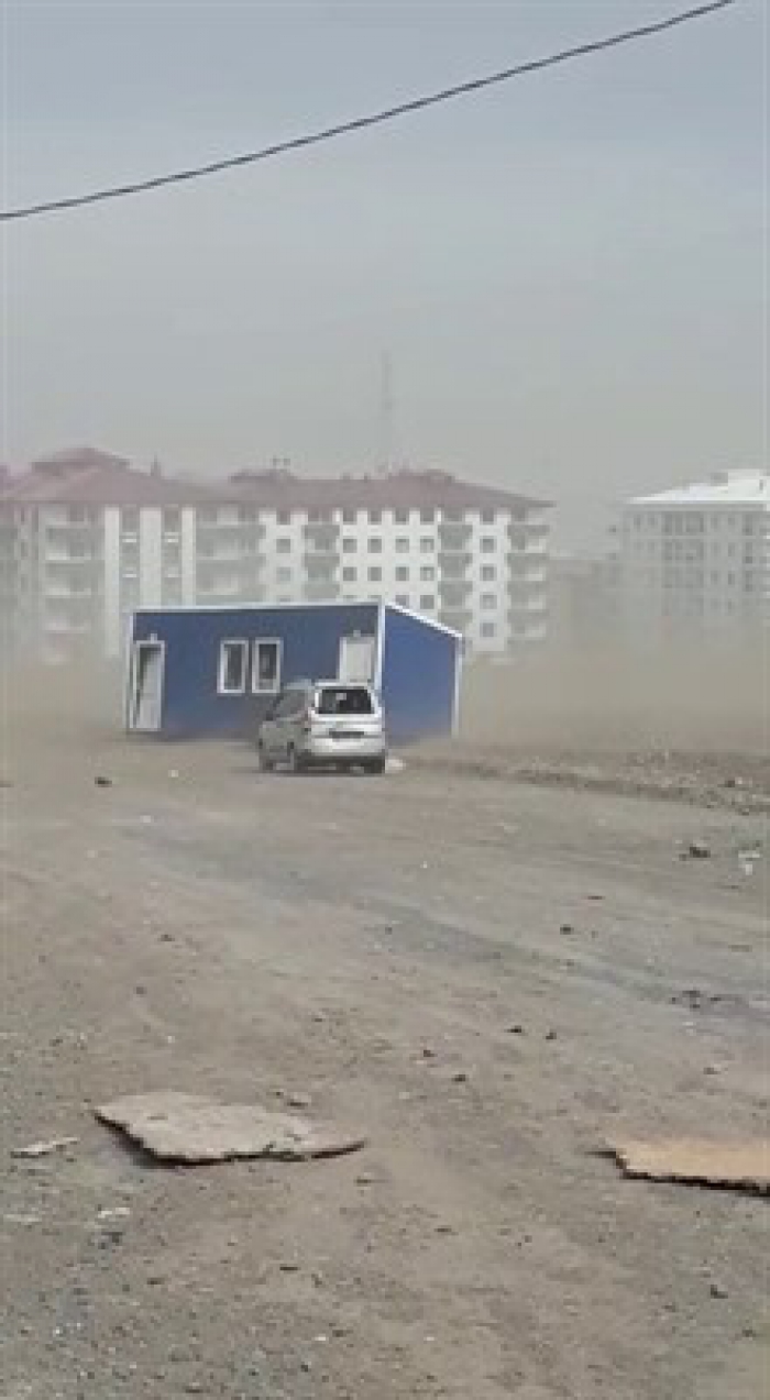 Erzurum'da şiddetli rüzgar konteynırları uçurdu
