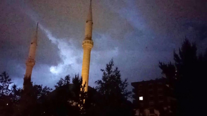  Erzurum’da şimşekler geceyi aydınlattı