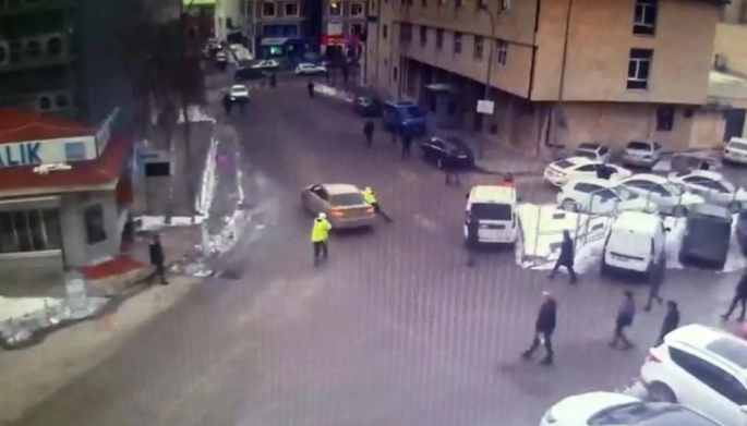 Erzurum'da taksicinin aracını bağlamak isteyen polisi sürüklediği anlar kamerada