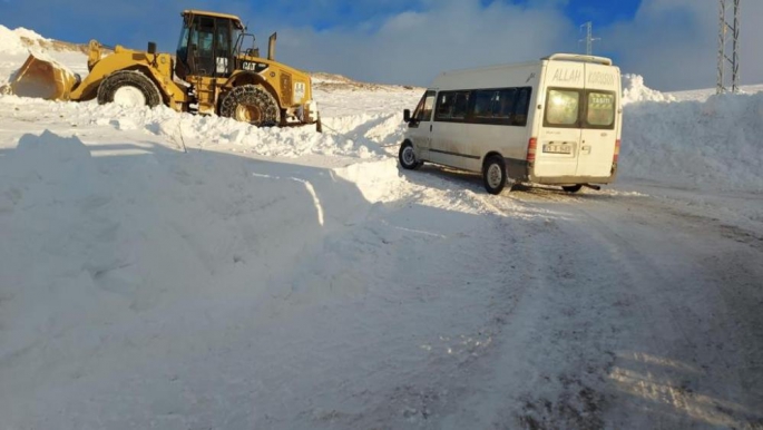 Erzurum'da tipide mahsur kalan öğrenci ve vatandaşlar, 5 saatlik çalışma sonunda kurtarıldı