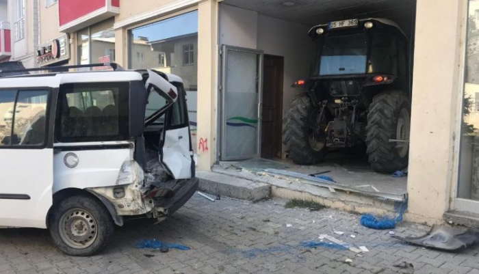 Erzurum’da traktör işyerine girdi