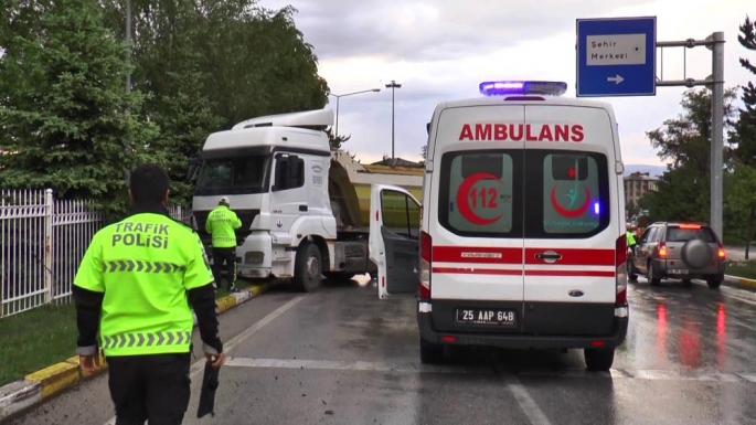 Erzurum'da yağış sonrası kayganlaşan yolda direksiyon hakimiyetini kaybeden kamyon refüje çıktı