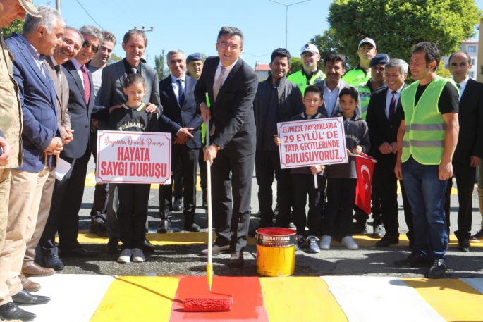 Erzurum’da ‘Yayalara öncelik duruşu, hayata saygı duruşu’ sloganıyla yaya geçitleri kırmızıya boyandı