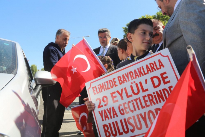 Erzurum'da 'Yayalara öncelik duruşu, hayata saygı duruşu' sloganıyla yaya geçitleri kırmızıya boyandı