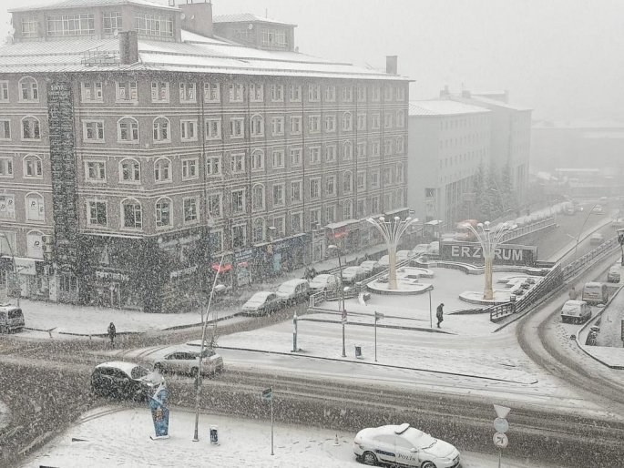 Erzurum’da yoğun kar yağışı etkili oluyor