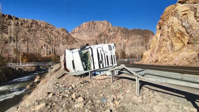 Erzurum'da yolda devrilen tır nehre uçmaktan son anda kurtuldu