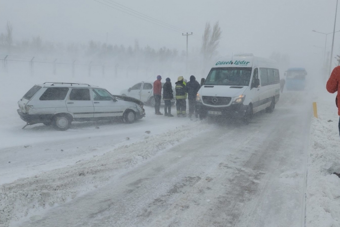 Erzurum'da zincirleme kazada 5 araç birbirine girdi, onlarca araç yolda kaldı