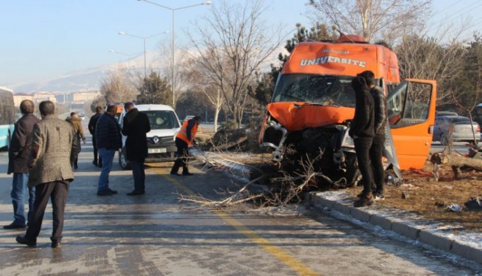 Erzurum makas atmak isteyen otomobilin çarptığı minibüs kaza yaptı: 11 yaralı