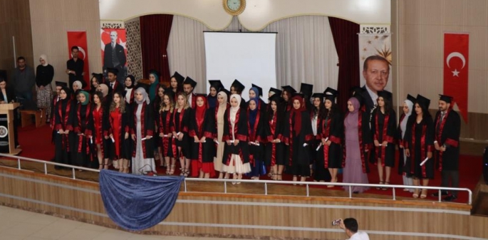 Erzurum Oltu Beşeri ve Sosyal Bilimler Fakültesi’nde mezuniyet heyecanı